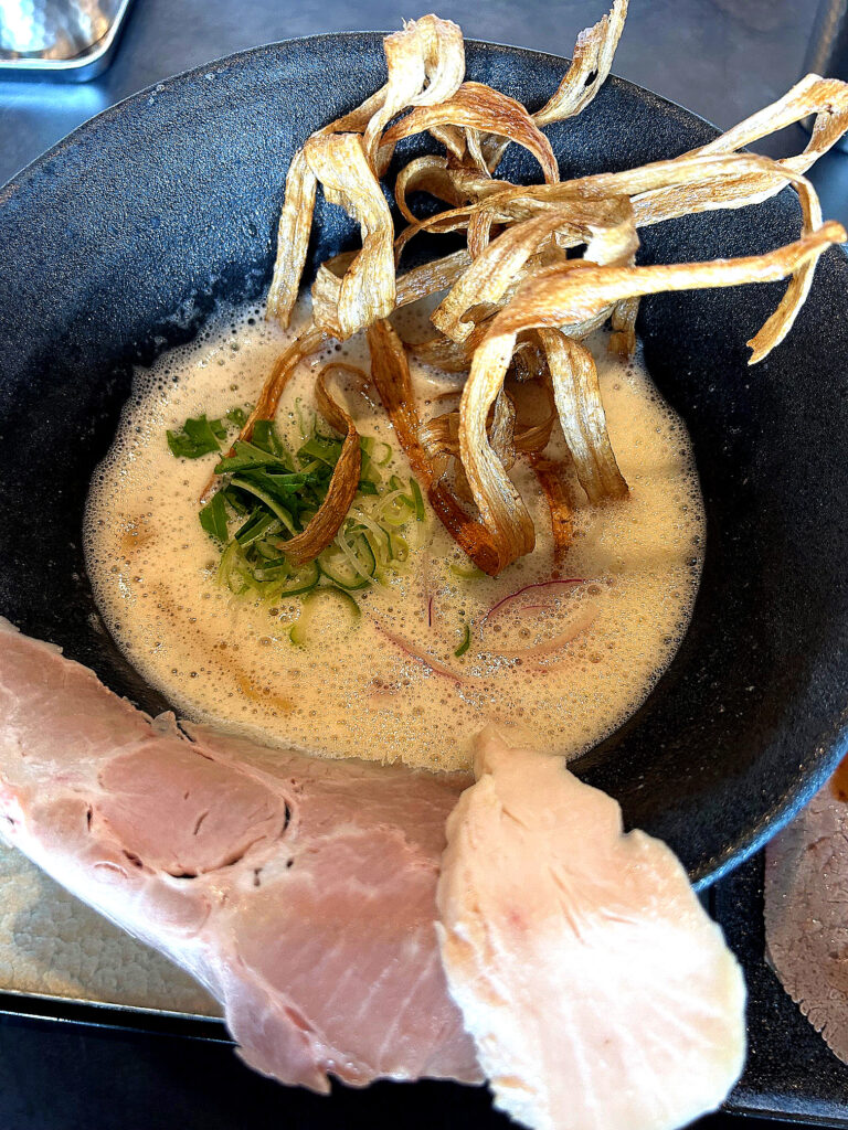 ふわっと香る鶏白湯に、踊るような揚げごぼう