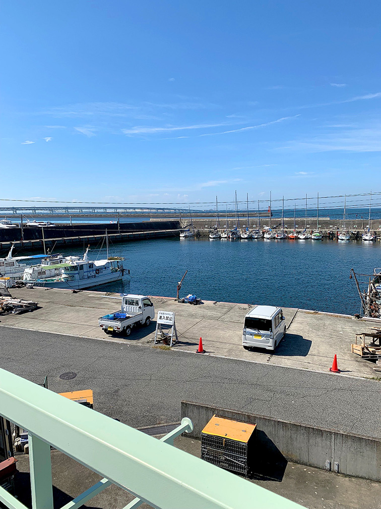 店から見える泉佐野漁港の風景