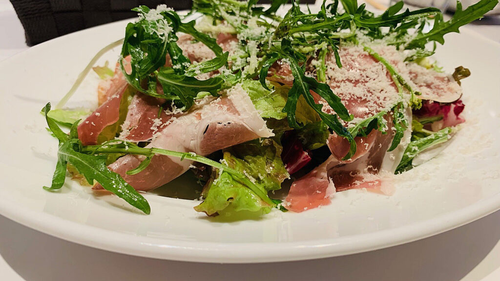 シャキシャキ野菜と塩気の効いた生ハム