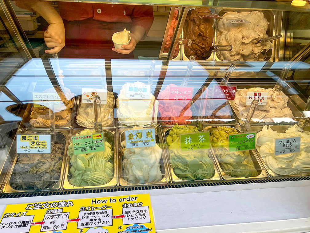 色とりどりのフレーバーが並ぶ本店ショーケース