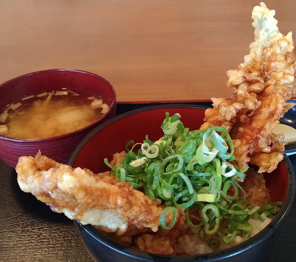 イルカの看板メニュー「穴子丼」