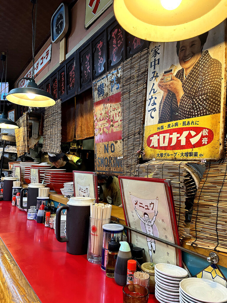 にぎやかでアットホームなカウンター席