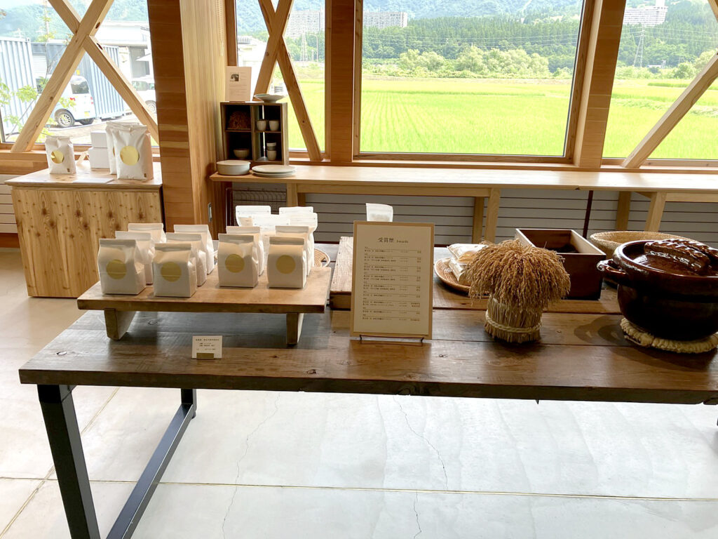 店内（お米や土鍋の展示）