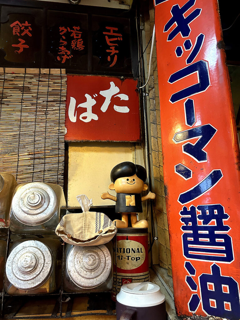 昭和レトロな看板や置物が並ぶ、温かみあふれる店内