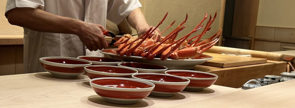 カニを豪快に捌く大将