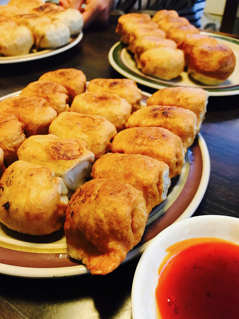 黄金色にこんがり焼き上がった「第7ギョーザの店」のホワイト餃子