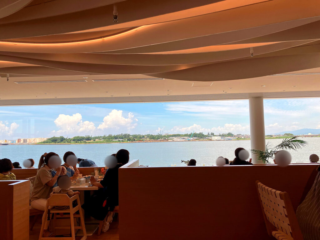 絶景と開放感あふれる店内