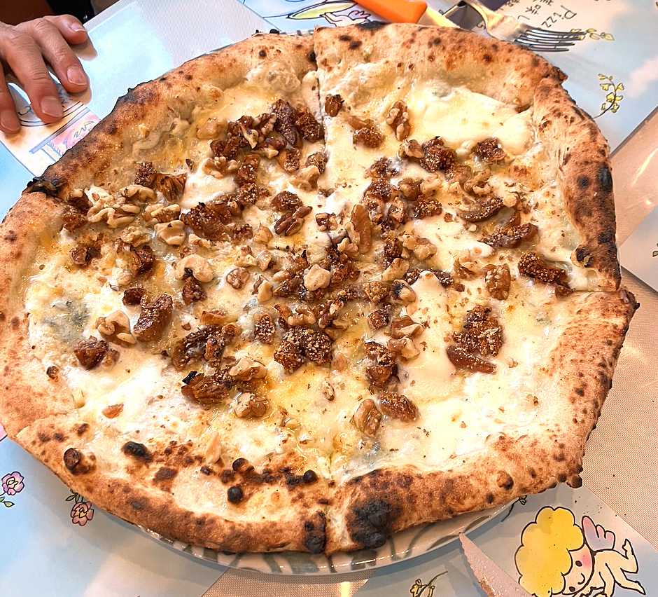 クルミ&イチジク&ゴルゴンゾーラのピザ