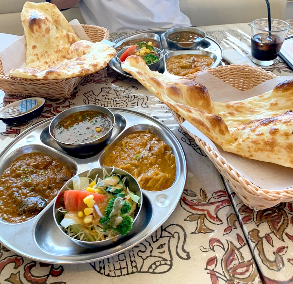 焼きたてナンと3種類のカレー