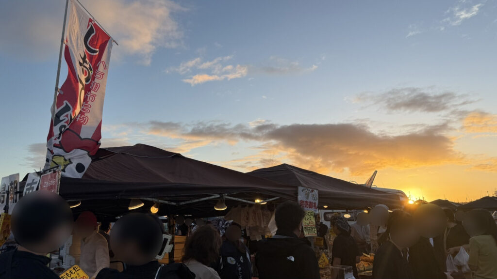 館鼻岸壁朝市の風景