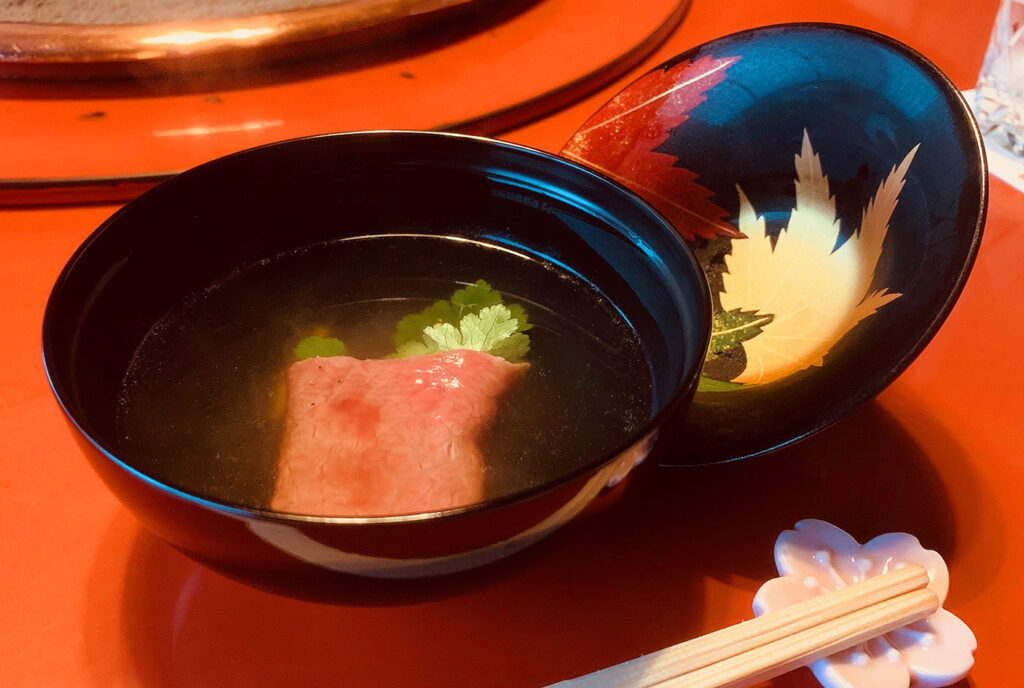 先付けのお椀には薄切り肉と澄んだ出汁