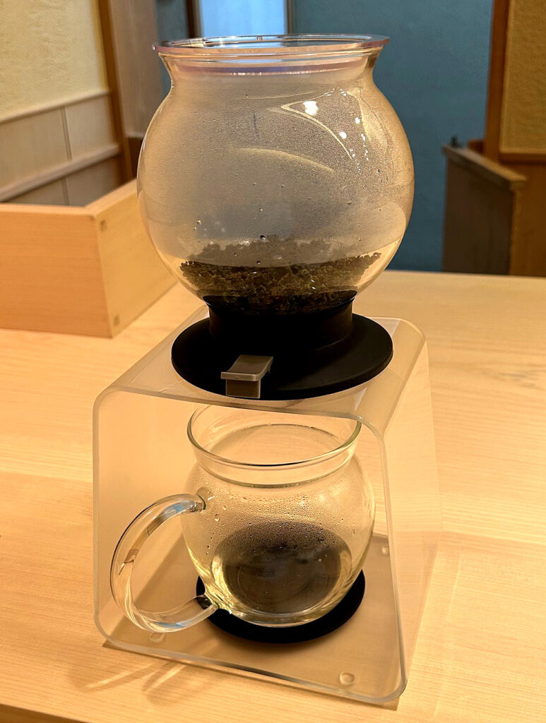 サイフォンで丁寧に抽出された〆のお茶