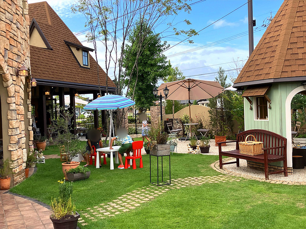 芝生広場と可愛い小屋が並ぶメルヘンな空間