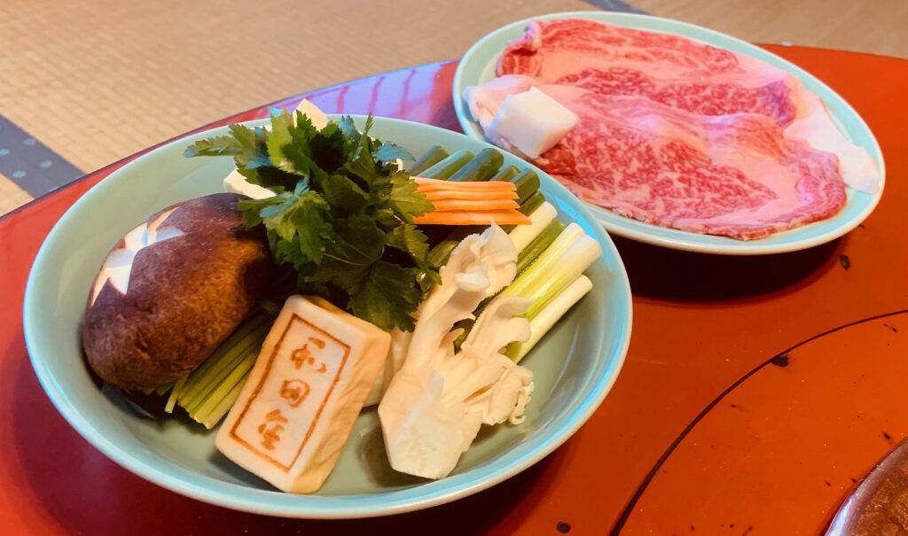 霜降り肉と新鮮な野菜