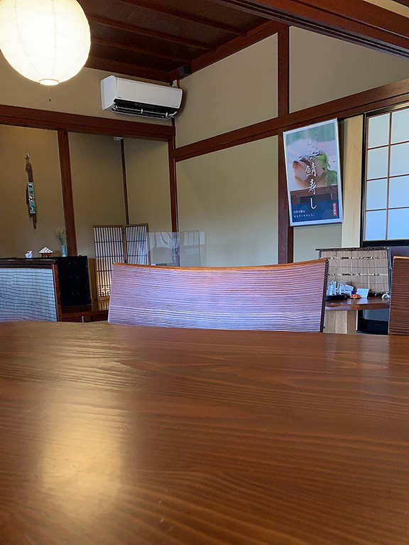 広いテーブル席