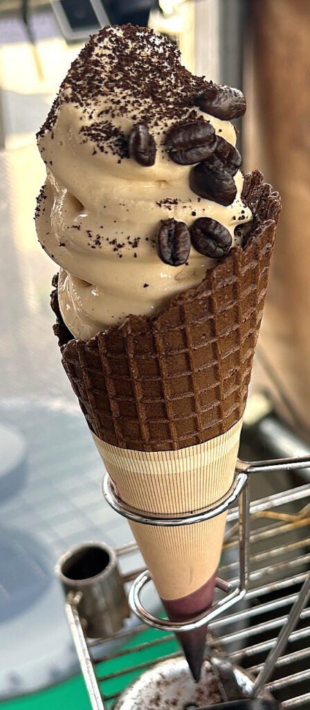 自家焙煎豆をふりかけて完成したキジトラソフト