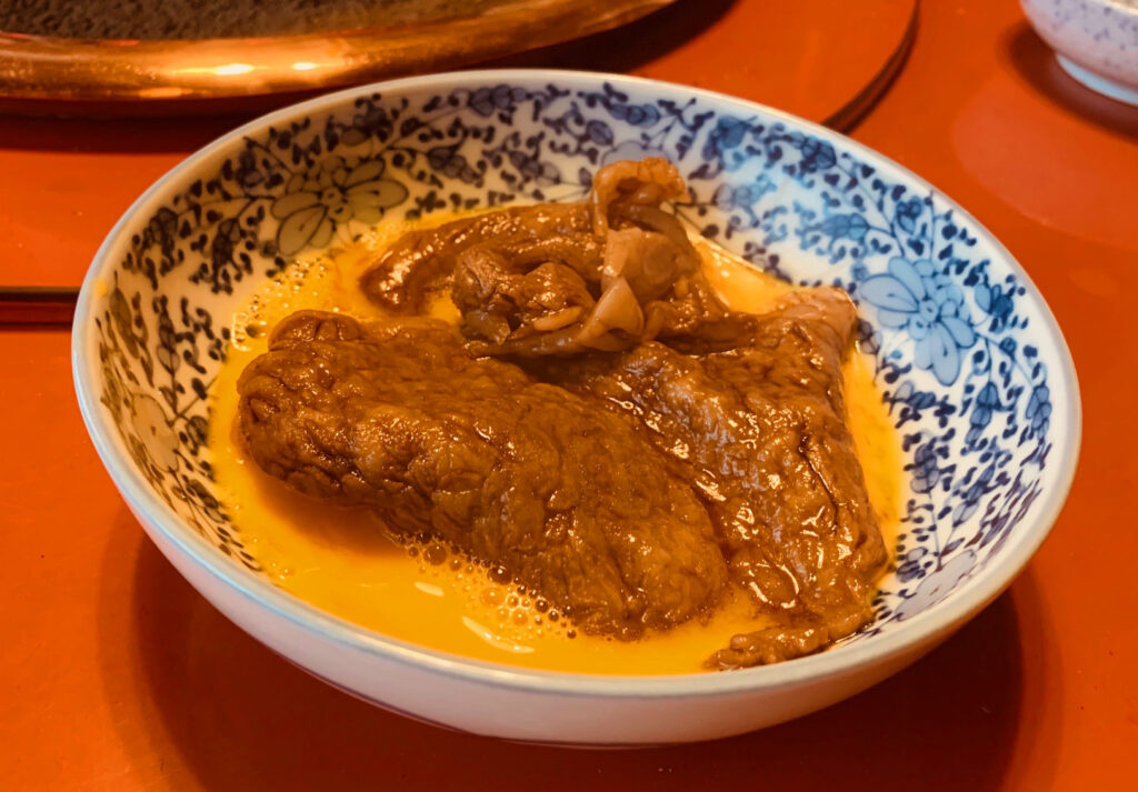 卵に絡めた牛肉