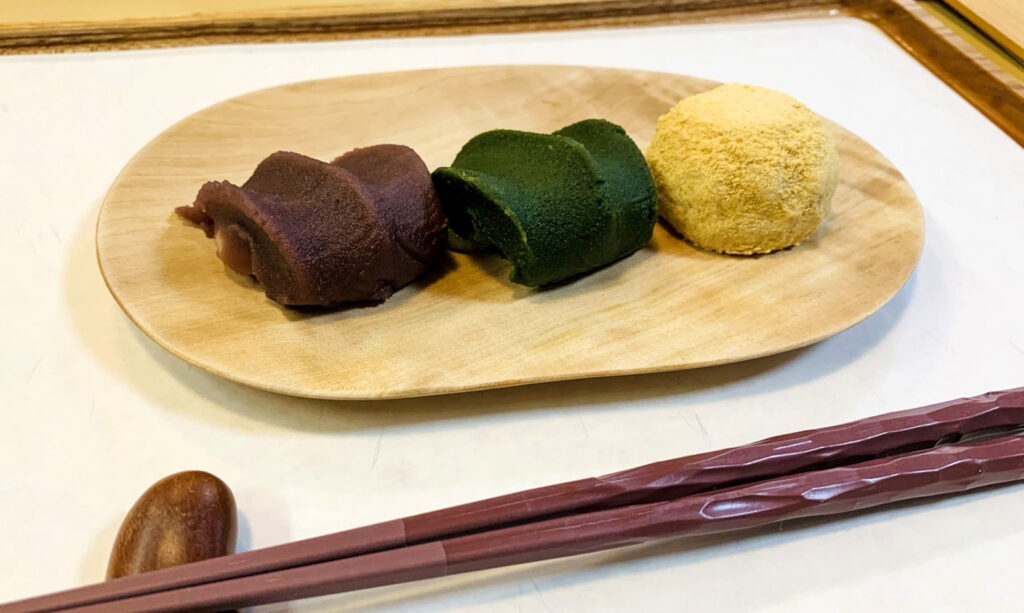 人気の三種盛り。お福餅・抹茶・きなこ包み餅を少しずつ味わえる欲張りセット