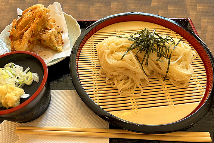 氷見うどんのざるうどんとかき揚げ