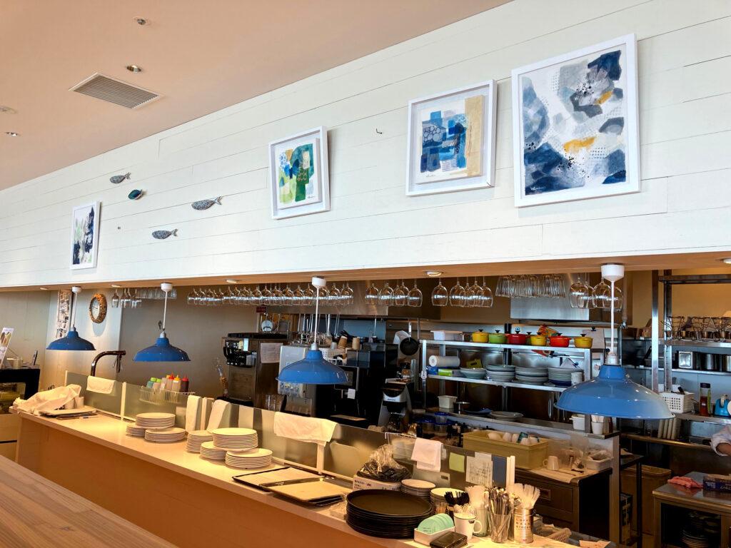 オープンキッチンと海を感じるインテリア