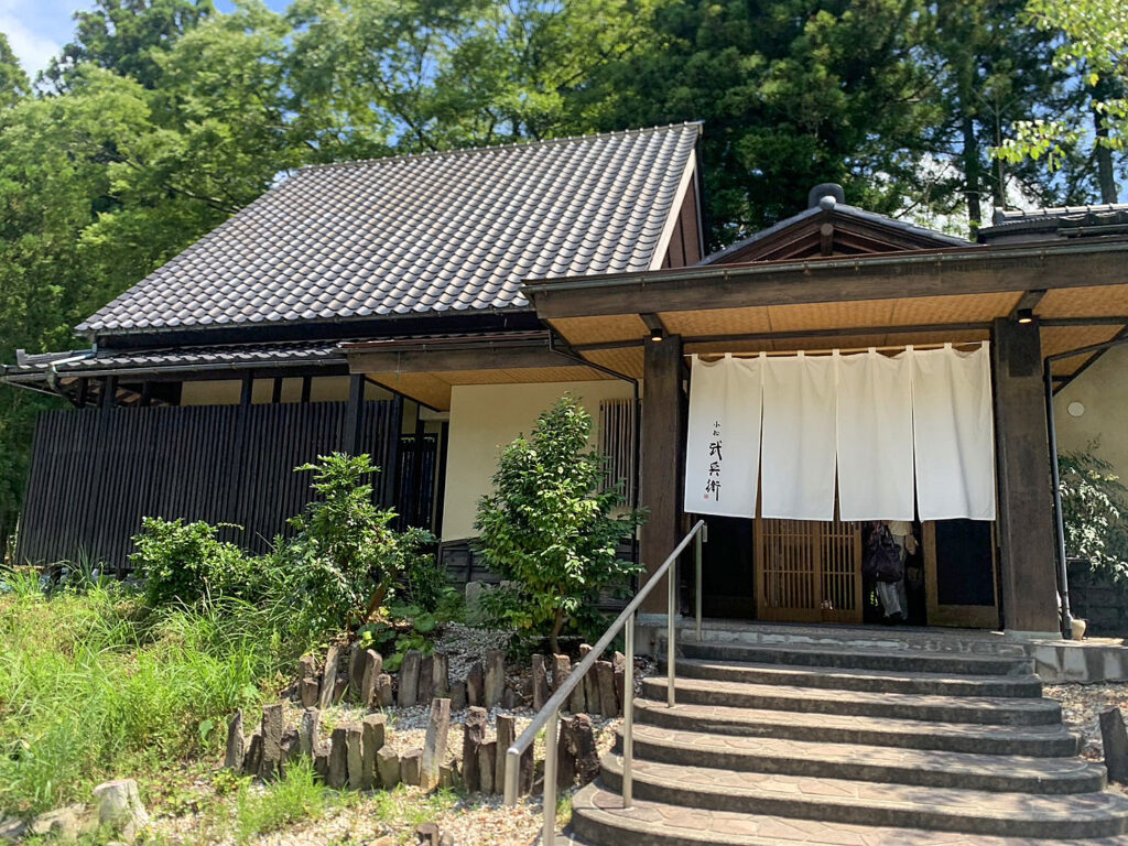 古民家風の落ち着いた佇まいが魅力的な入口