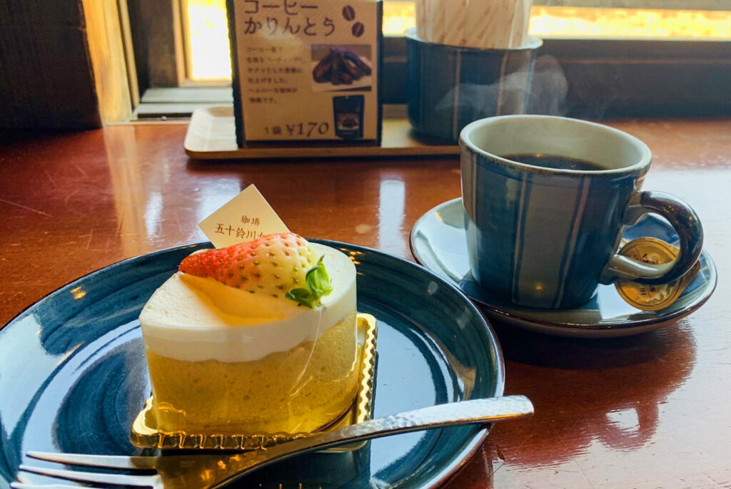 苺のショートケーキとコーヒー