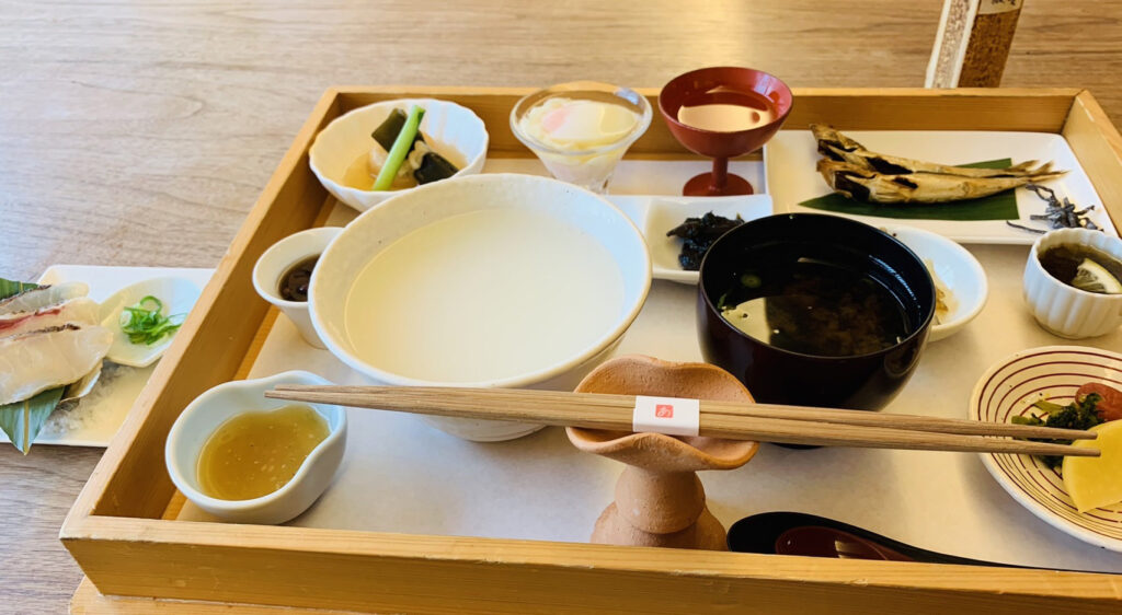 御饌（みけ）の朝かゆ膳